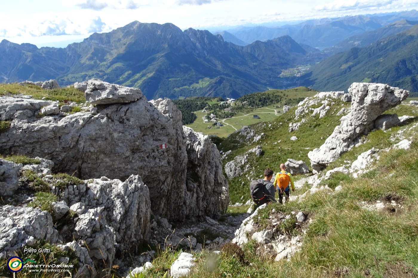 80 Sentiero tra roccioni con vista panoramica.JPG